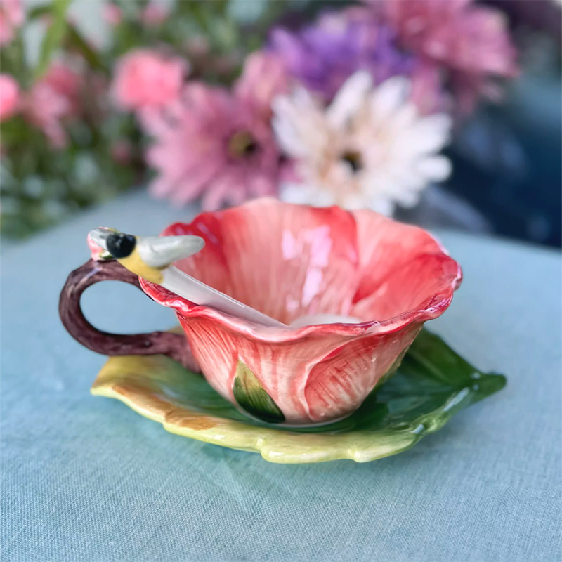 Coffee Tea Or - 陶器の花柄コーヒーカップ＆ソーサー、スプーン付き。精巧なエンボス加工の葉と花のデザイン。アフタヌーンティーやフラワーティーに最適。