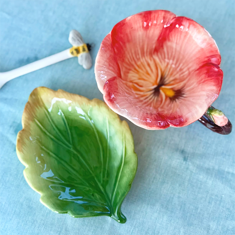 陶器の花柄コーヒーカップ＆ソーサー、スプーン付き。精巧なエン - Coffee Tea Or のレビューと価格